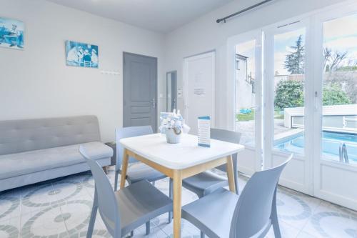 Πισίνα στο ή κοντά στο Le Patio Bleu - Swimming pool and close to the village of Camoins