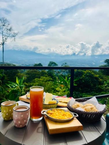 Una mesa con comida y bebidas en una mesa con vistas. en Café y sueños, en Silvania