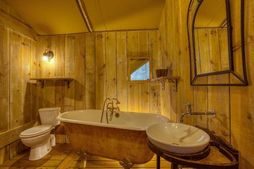 Ένα μπάνιο στο Camping Glamping Le Pech Charmant