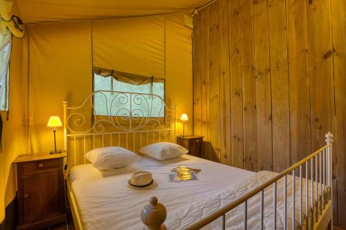 Ένα ή περισσότερα κρεβάτια σε δωμάτιο στο Camping Glamping Le Pech Charmant