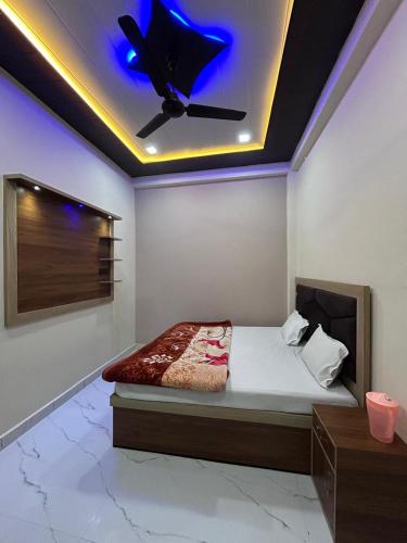 En eller flere senge i et værelse på Shri Ladli ji homestay