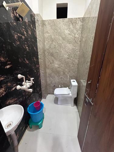 Et badeværelse på Shri Ladli ji homestay