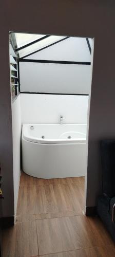 a bathroom with a white bath tub in a room at Café y sueños Cabaña Jacuzi externo in Silvania