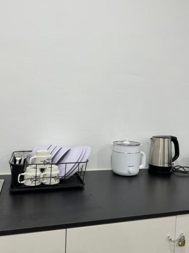 Příslušenství pro přípravu čaje a kávy v ubytování Make Memories Residence 2BR Suite Summer Mall