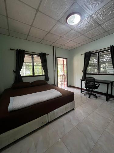 Un dormitorio con una cama grande y un piano. en Lotus Garden House, en Ko Pha Ngan