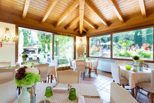 Afbeelding uit fotogalerij van West Garda Hotel in Padenghe sul Garda