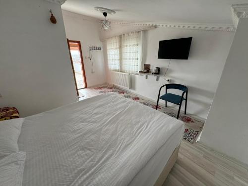 Giường trong phòng chung tại Gumus Hotel