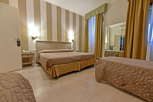 Postel nebo postele na pokoji v ubytování Hotel Bristol