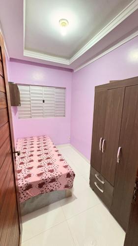 Giường trong phòng chung tại Casa da família