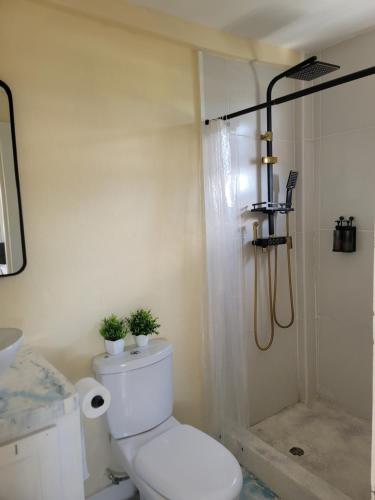 Un baño de City and oceanview of town