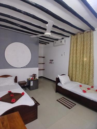 En eller flere senge i et værelse på KIVi Cottages Nungwi