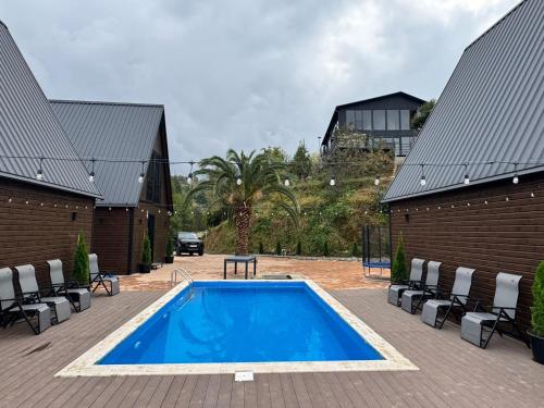 una piscina en medio de dos edificios en Kvirike Hills Hotel, en Kobuleti
