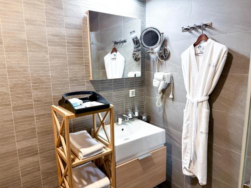 Koupelna v ubytování Voyage Hotel