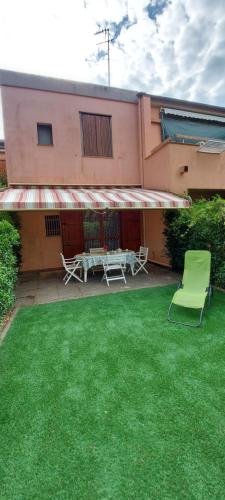 a building with a patio with a table and chairs at Casa Licia Sorso in Marina di Sorso