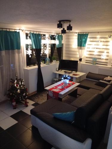 un soggiorno con divano e albero di Natale di Domek Agroturystyczny Doris a Stężyca