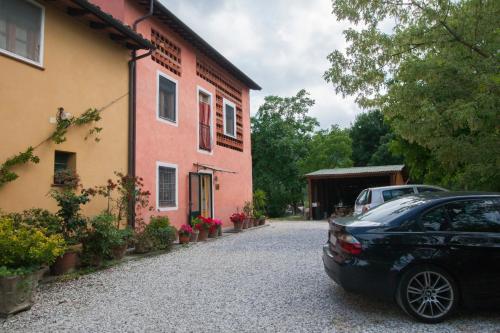 een zwarte auto geparkeerd voor een gebouw bij Ospitalità Rurale l'Uccelliera in Lucca