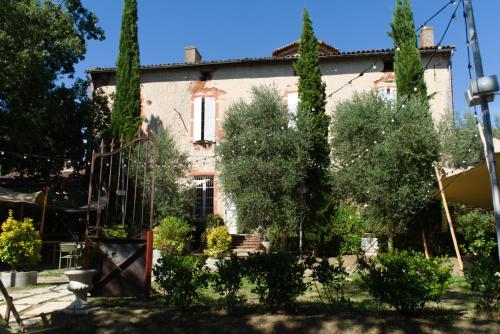 Château de Thégra في بالما: منزل قديم وامامه اشجار