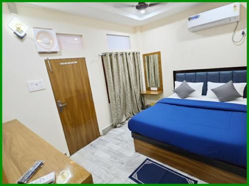 Ένα ή περισσότερα κρεβάτια σε δωμάτιο στο Hotel RGH Palace Inn NEAR VISHWANATH TEMPLE # Fully Air Conditioning Luxuary Hotel