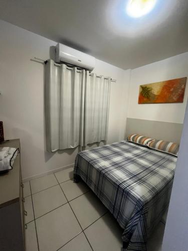 ポルト・ベロにあるPatríciaのベッドと窓のある小さな寝室