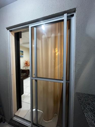 ポルト・ベロにあるPatríciaの廊下のある部屋へのガラスドア