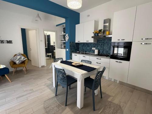 een keuken met een tafel en stoelen in een kamer bij Alloggio Turistico Mare Blu Gaeta in Gaeta