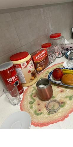 トロントにあるV-swim-2 Bed & breakfastの食材が置かれたカウンタートップ