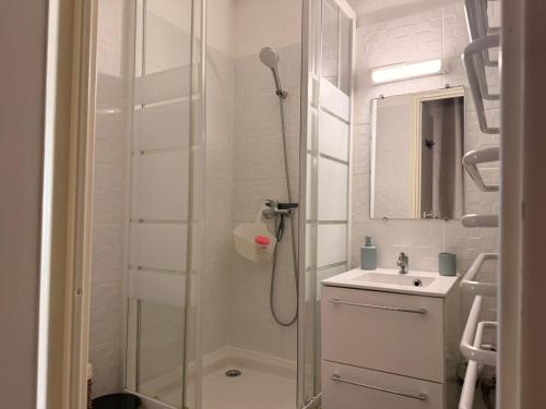 un bagno con doccia e lavandino di Le Barcarelle a Le Barcarès