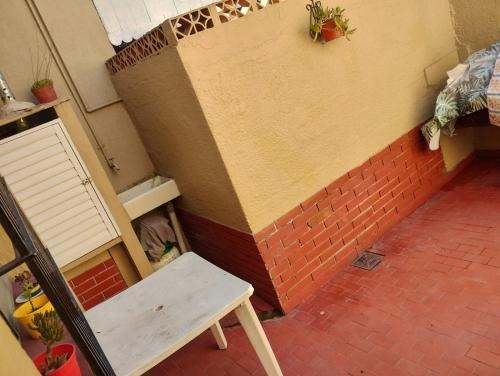 a small room with a bench and a brick wall at Depto San Clemente del tuyu centro in San Clemente del Tuyú