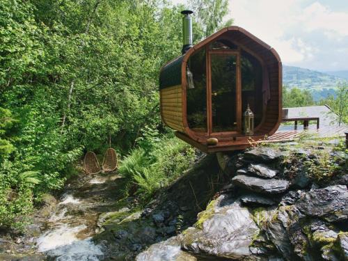 a small train sitting on top of a stone wall at Botanisk Spa-retreat - Badstue & Foss - Magisk sted in Vossevangen
