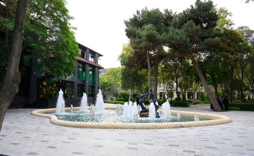 Garður fyrir utan Renaissance Boutique Hotel