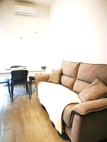 Rossi apartment في Mentana: غرفة معيشة بها أريكة وطاولة