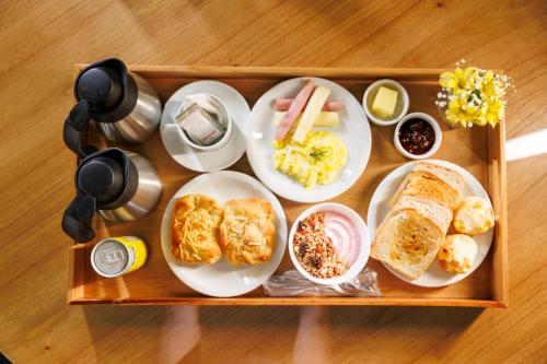 ポルト・アレグレにあるMedieval Motel SPA - Porto Alegre-RSの朝食用の食品のトレイ