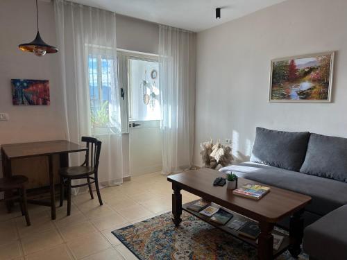 een woonkamer met een bank en een tafel bij Leo’s apartment in Shkodër