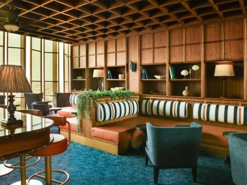 Novotel Abidjan Marcory في أبيدجان: ردهة بها أرائك وكراسي وطاولة