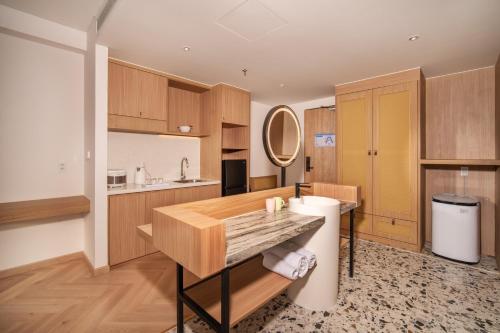 Кухня или мини-кухня в Hoi An Beachfront Resort & Apartment
