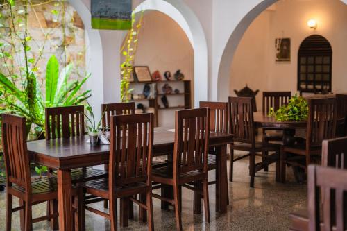 Un restaurante u otro lugar para comer en Sunset Fort Galle