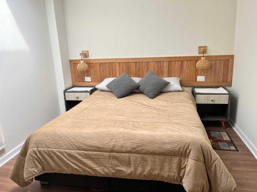 En eller flere senge i et værelse på Casa Corrales with Beautiful Church Views