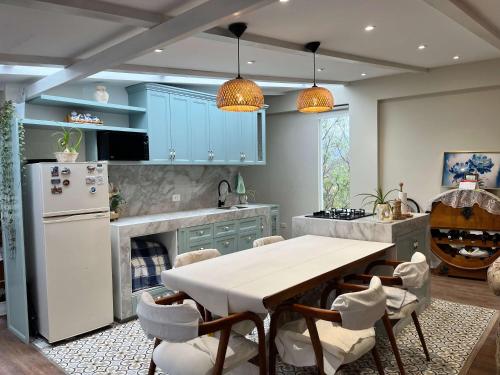 Køkken eller tekøkken på Casa Corrales with Beautiful Church Views