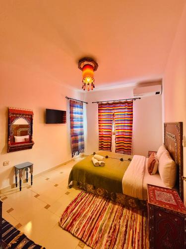 una camera da letto con un letto grande e una finestra di Casa Blue Star a Chefchaouen