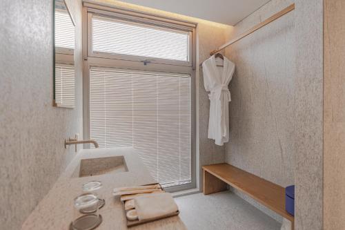 콘스트호텔 في Hyŏpchae-ri: حمام مع حوض ونافذة