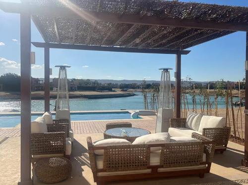 Spacious outdoor area featuring a swimming pool !