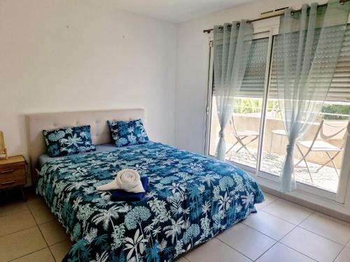 a bedroom with a bed with a hat on it at Villa Cosy T5, Calme avec Jacuzzi XL in Nîmes