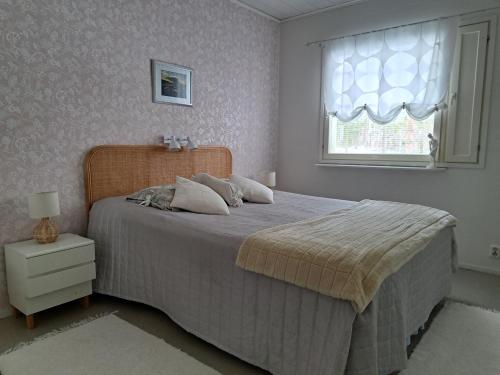 una camera da letto con un letto e una finestra di Villa Hammar a Sulkava