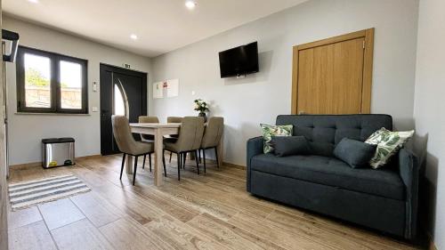 een woonkamer met een bank en een tafel bij A Casa do Penedo - Arcos de Valdevez in Arcos de Valdevez