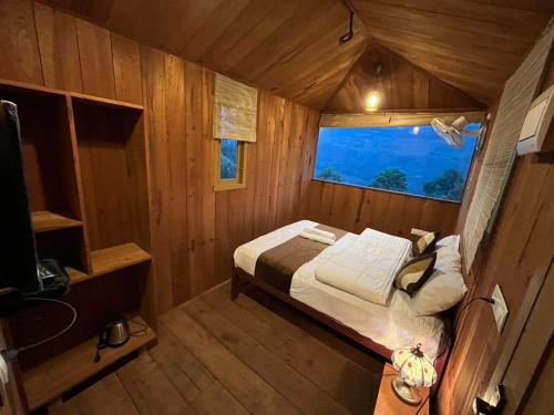 Кровать или кровати в номере Woodbee Resort