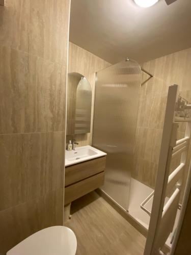 een badkamer met wastafel, douche en toilet bij Central Val Thorens - 4 pers - Newly renovated in Val Thorens
