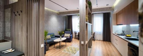 Una cocina y una sala de estar con un sofá y una mesa. en City Deluxe Apartments, en Tashkent