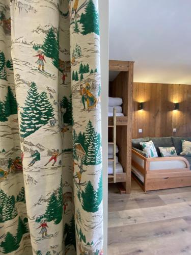 een kamer met een gordijn met kerstbomen erop bij Central Val Thorens - 4 pers - Newly renovated in Val Thorens