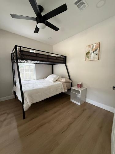 Een bed of bedden in een kamer bij Casa Nova St Augustine