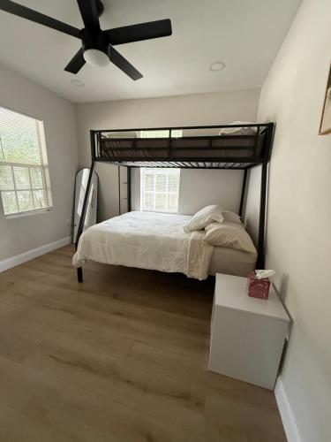 Een bed of bedden in een kamer bij Casa Nova St Augustine